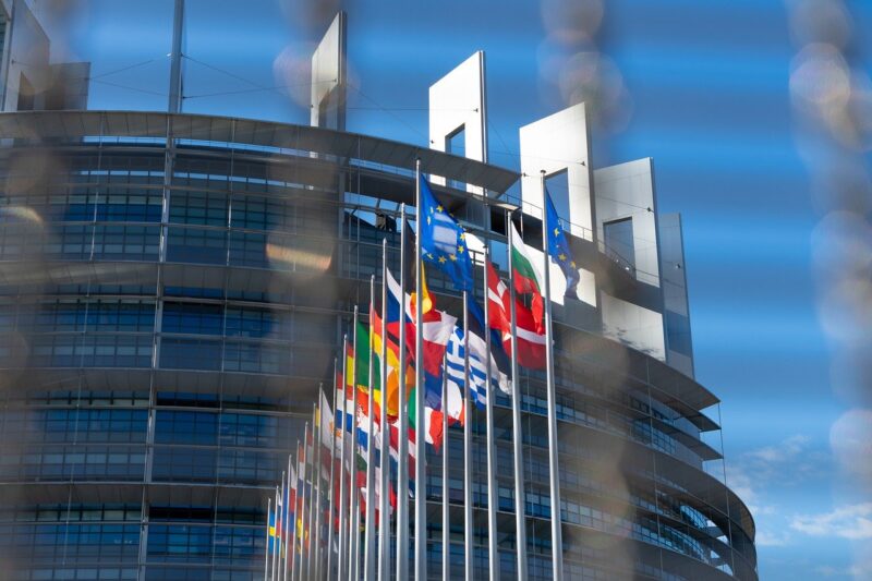 Los eurodiputados aprueban la actualización de la Directiva de permiso único de residencia y trabajo en Europa